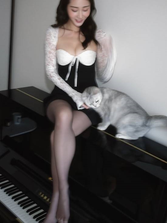 落选港姐疑遭雪藏？晒大尺度照救人气